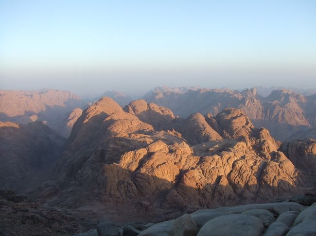 ・シナイ山　<br /><br />朝陽に照らされる山々。