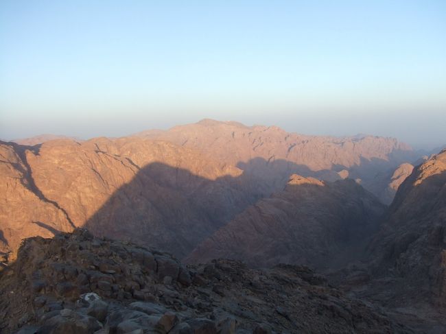 ・シナイ山　<br /><br />朝陽に照らされる山々。