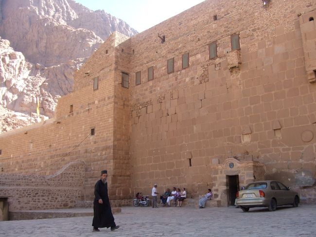 ・聖カトリーナ修道院　<br /><br />下山すると、ここへ。<br />キリスト教の人にはけっこうな聖地みたく、観光バスが後から後からすっげー勢いで押し寄せてた。<br />ほんとエジプトは、どこに行っても観光客の数が凄いよね。。。