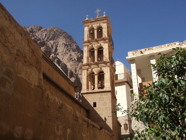 ・聖カトリーナ修道院　<br /><br />ミナレット。<br /><br />今旅で、シナイ山が一番期待してたとこやってんけど、あまりの眠さと、欧米人がそこかしこでヤニを吸っては投げ捨てるのを見て、俺の気持ちはかなり萎えてしまっていた。<br />結局、しっかりとご来光は拝めたものの、感動は腹８分目くらいで、ちょっとがっかりやった。。。