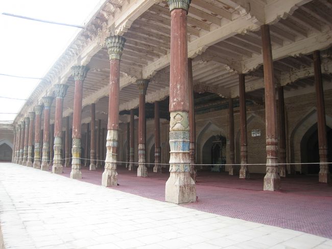 アバクホージャ廟のお祈りスペース。<br />砂漠の地では、基本的にポプラしか見ないが、ここにはかなり太い木材が使われている。ガイドをつけなかったからどこから来たのかわからないが、この木もまたシルクロードを渡って遠くから運ばれてきたのだろう。<br />柱には確かに美しい装飾の跡が見られる。