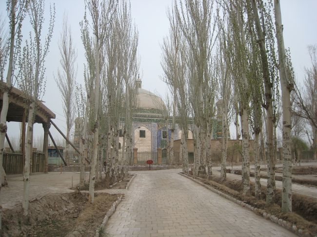 ポプラ並木。木の根もとの両脇には溝が掘られ、定期的に大量の水が流し込まれる。カラカラに乾いている土地だから、育てるのは簡単なことではないのだろう。