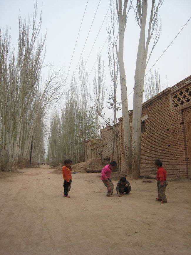 アバクホージャ廟周辺の住宅街を訪れた。<br />一人っ子政策のはずの中国でここまでたくさんいるのかと思うほどの子供の数。どこの通りにも必ず何人もいる。