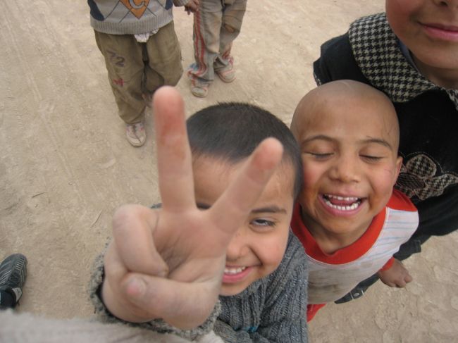 この日一番の元気者たち。<br />写真を撮れとせがんでは、取れた写真をモニターで見て大はしゃぎする。観光地の近くだけに外国人慣れしている。