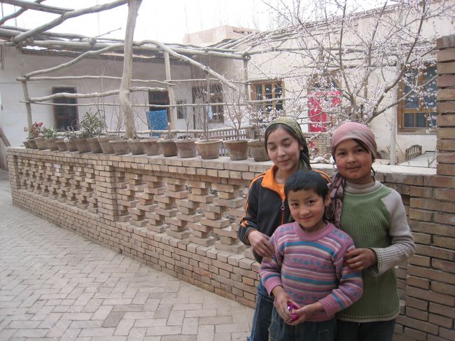 写真を撮らせて！とお願いしてみたが、お母さんは逃げてしまった。<br />何という幸せだろう。<br />早春のシルクロードで、お花見を楽しむことができるとは。