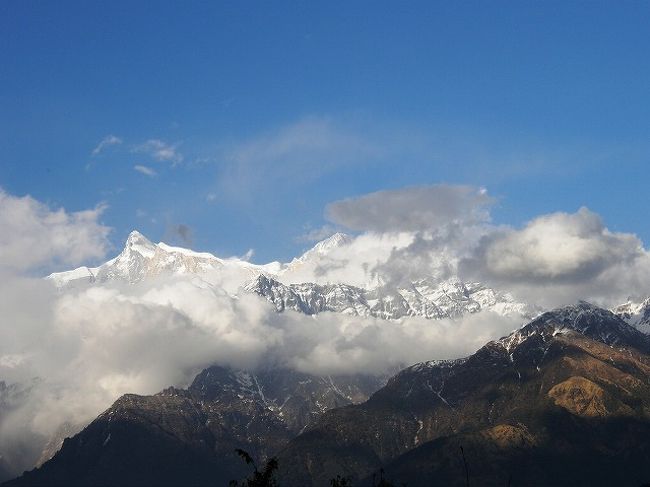 夕方、アンナプルナから雲が取れ始める。