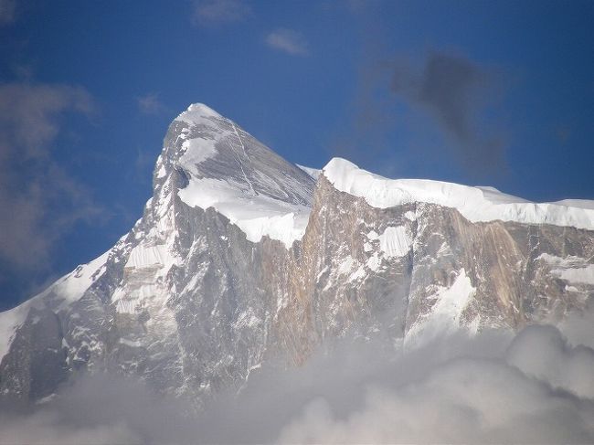 アンナプルナ?は雲間から顔を出している。