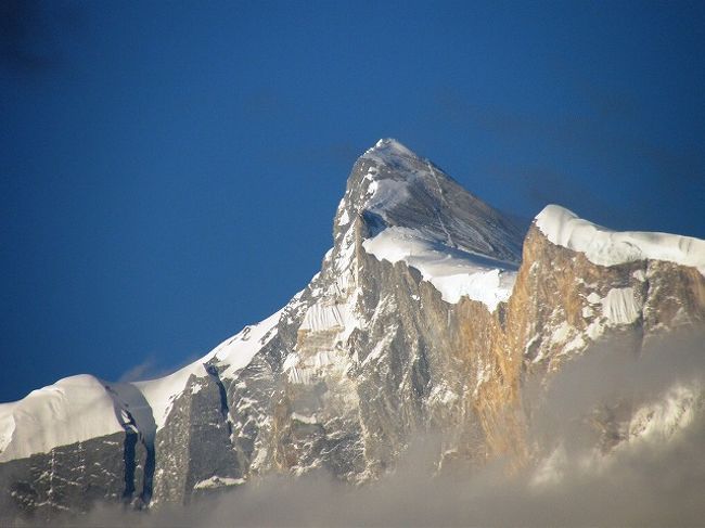 アンナプルナ?の岩肌を夕日が染め始める。