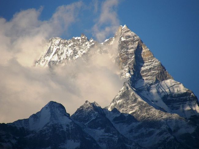 なんと素晴らしい景観が・・・。<br /><br />アンナプルナ?の荒々しい岩肌を夕日が染め<br />雲をピンク色に染める。<br /><br />