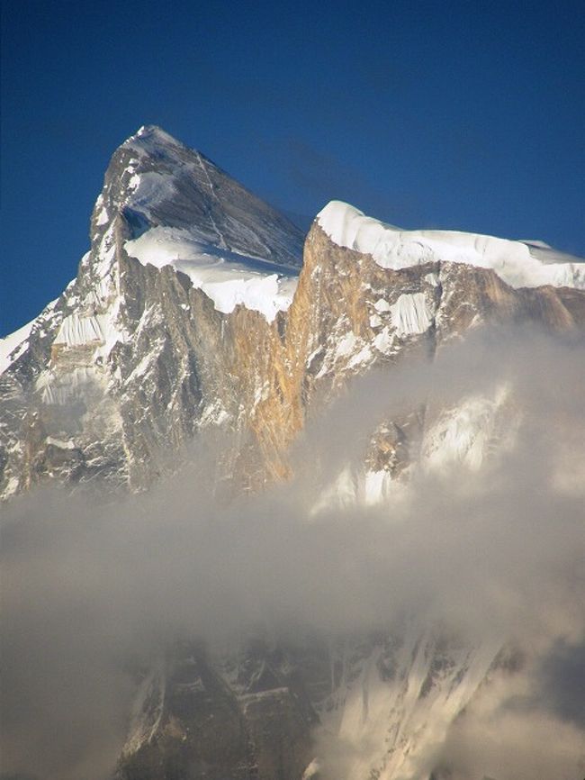 刻々とそまっていくアンナプルナ?<br /><br />アンナプルナ?に積もる雪の厚さが、切れ落ちている断崖の上に確認される。