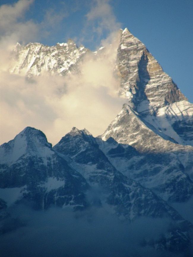 前衛の山は日に陰り、アンナプルナ?の山肌が夕日に映える、このコントラストが素晴らしい。