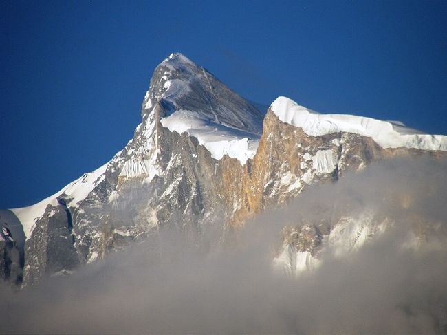 空の青さに映える<br />　アンナプルナ?。
