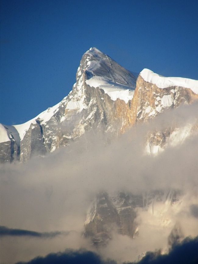 雲は山裾から離れない。