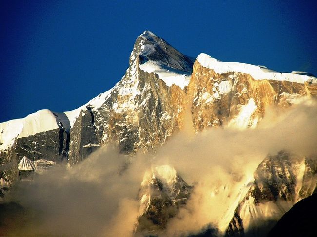 刻々変わる夕日を受けた山肌。<br />素晴らしい輝き。