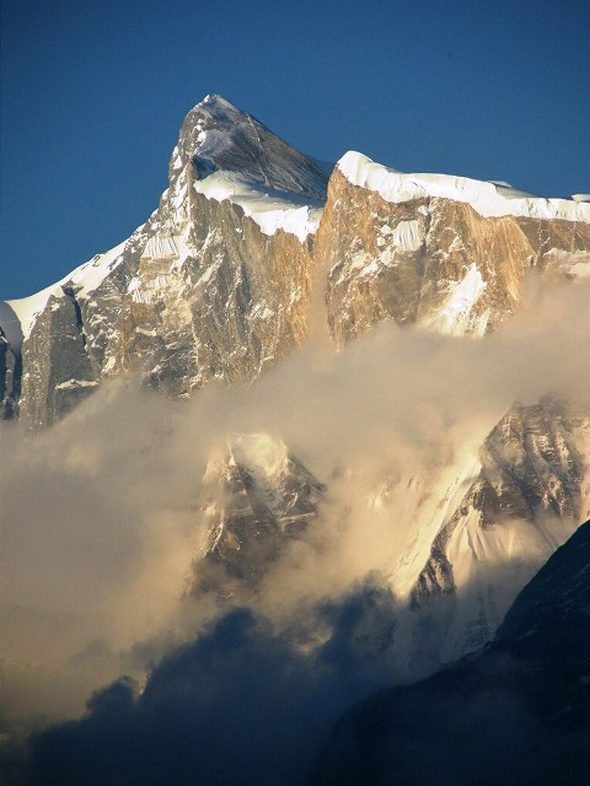 アンナプルナ?<br /><br />刻々変わる夕日を受けた山肌。