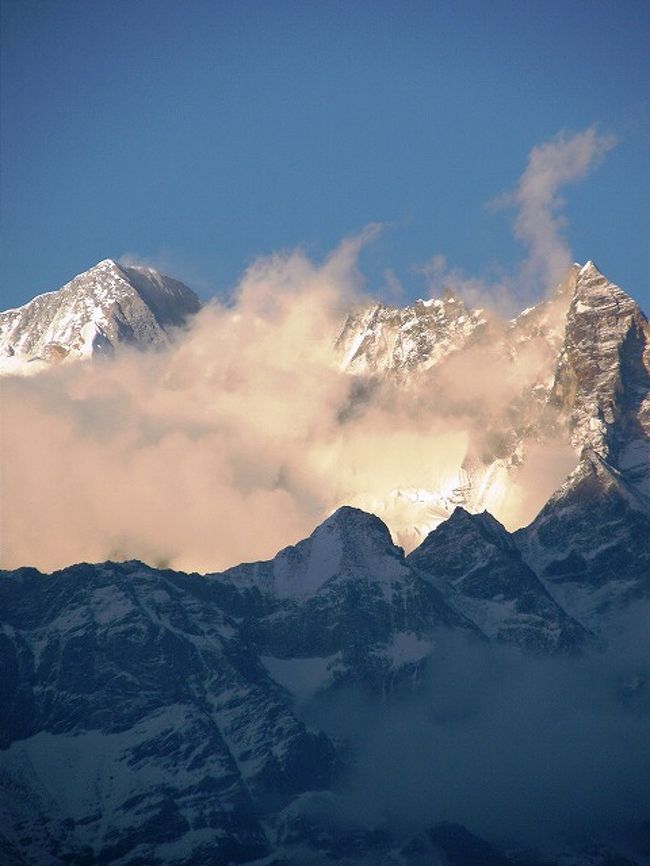 アンナプルナ山系<br /><br />刻々変わる夕日を受けた山肌。