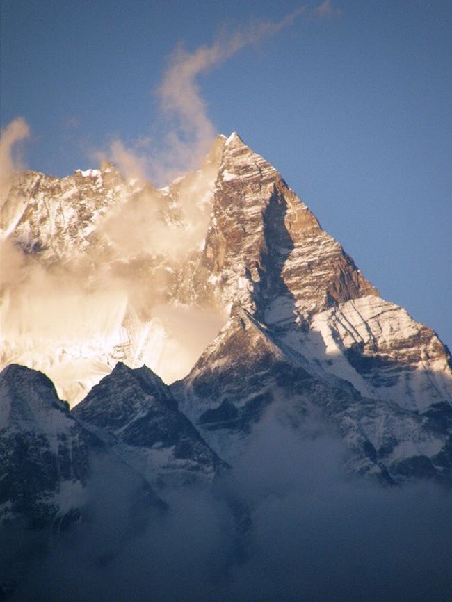 アンナプルナ?<br /><br />刻々変わる夕日を受けた山肌。