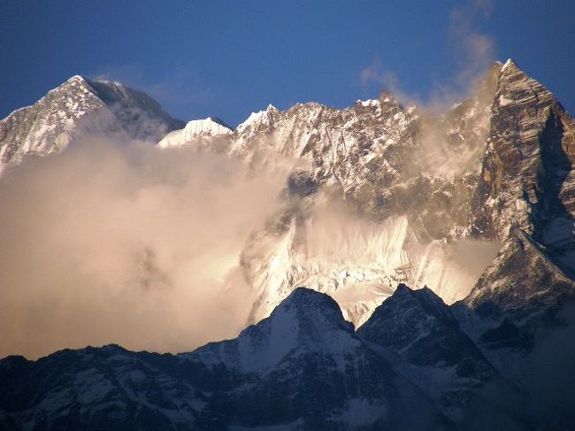 アンナプルナ?・?<br /><br />刻々変わる夕日を受けた山肌。