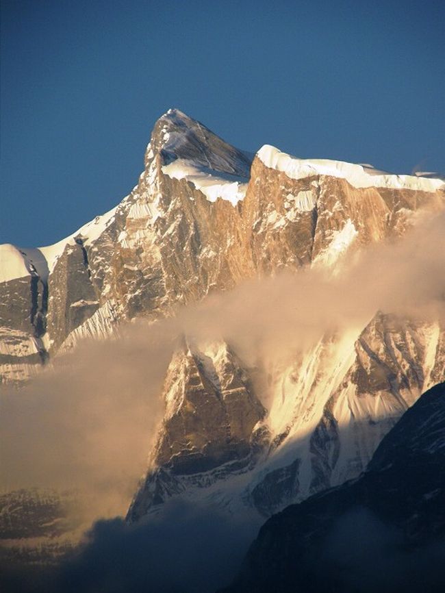 アンナプルナ?が真っ赤に染まる。 <br /><br />なんと素晴らしいドラマだ！！！<br />ここまできた甲斐があるというもの・・・。<br /><br />なんと素晴らしい空間か。