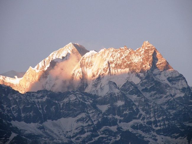 アンナプルナ?を徐々に隠し夕日は沈んでいく。 
