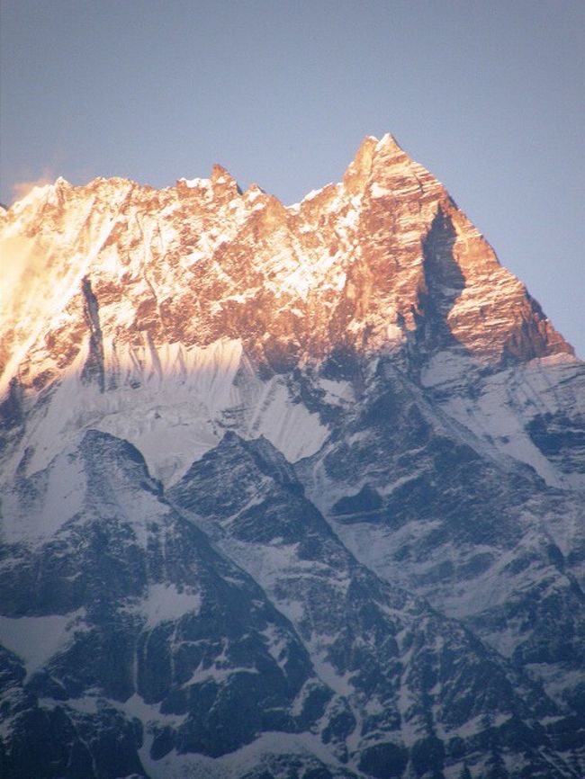 夕日は徐々に沈み<br />アンナプルナ?の頂をを徐々に隠していく。 