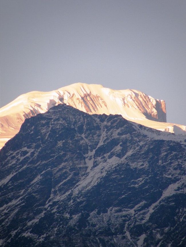 ラムジュンヒマールが残された夕日の光を浴びて輝いている。