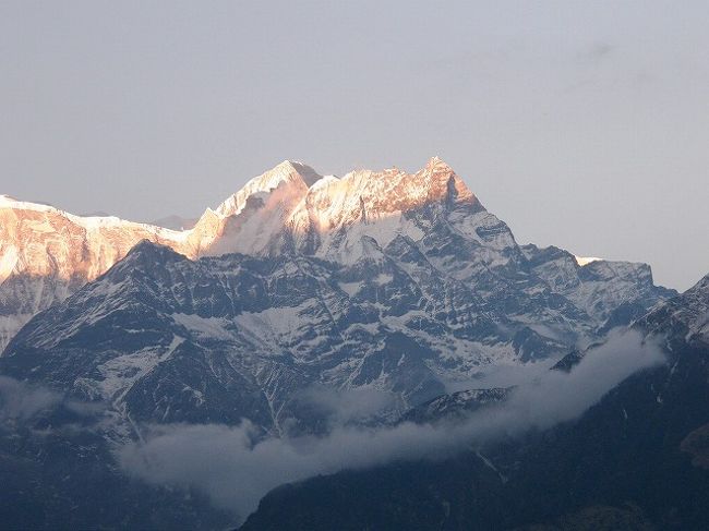 アンナプルナの大ページェントは終わりを告げ<br />ヒマラヤは夕闇に暮れていきました。<br /><br />なんと素晴らしい大自然の光の贈り物か・・・。<br />日中のマチャプチャレにつづいて<br />夕方のアンナプルナ・・・<br />大感激の一日、眠れない一日になりそう。<br /><br />　　　　　　　　　　　完