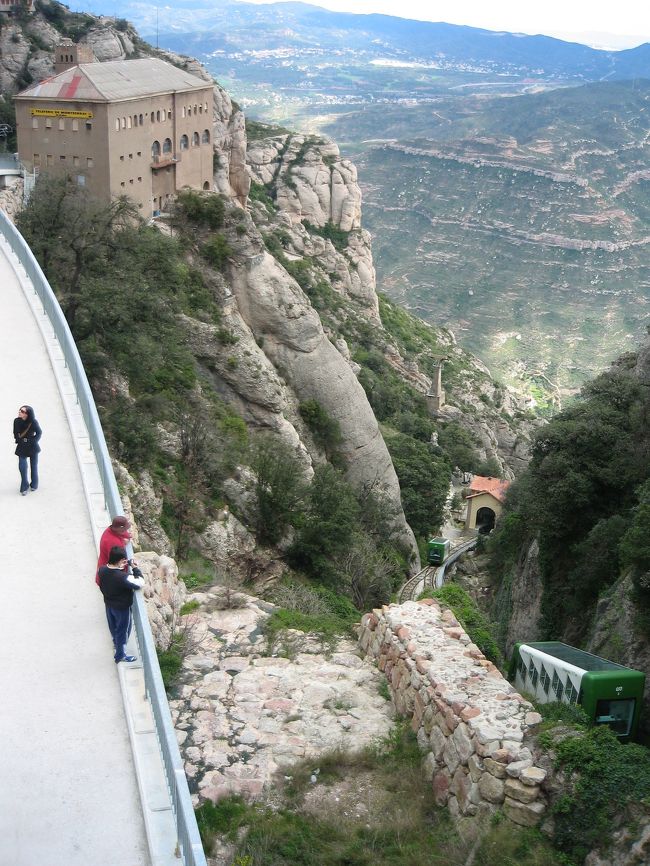 <br />噂のモンセラット。<br /><br />こうして見ると、ちょっと怖いね。<br />写真なのに足がすくむｗ<br />