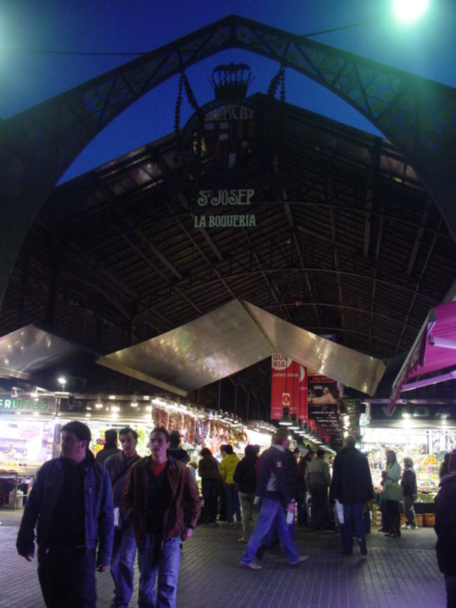 <br />サン・ジュセップ市場の入り口。<br /><br />夜だけど、大賑わいでしたー◎<br />
