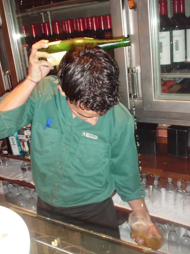 <br />バル『イラティ』の店員さん。<br />シードル（りんご酒）をついでくれてます。<br /><br />すごい技だねー！！<br />