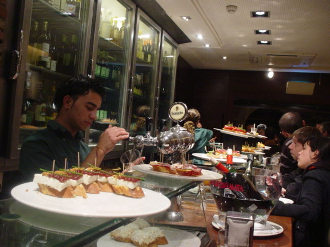 <br />観光客らしき人は全然見当たらず、<br />だからこそ、本物のスペインらしくていい雰囲気。<br /><br />タパスはどれもこれも、おいしかったです♪