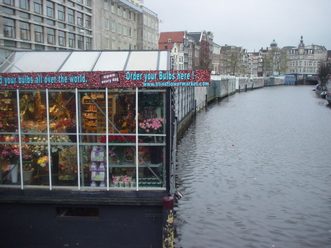 <br />『花市』<br />運河沿いにびっしりとお花屋さんがあります。