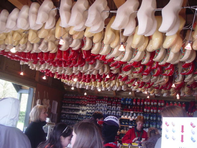 <br />お土産屋さんには、びっしりと木靴が！！<br />