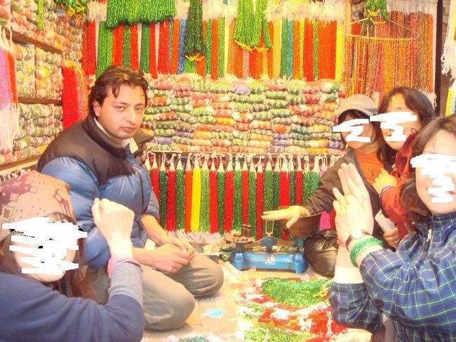 ラクリバンジャンのキャンプから街に帰って、行きました。ビーズ屋街。インドラチョークのはずれの曲がりくねった路地に、間口１ｍくらいのビーズ屋さんが１０件ほどあります。なじみの店は、代替わりしていて、若い青年だった。おばちゃんたちは、みいんなビーズのブレスをオーダーしましたあああ！<br /><br />