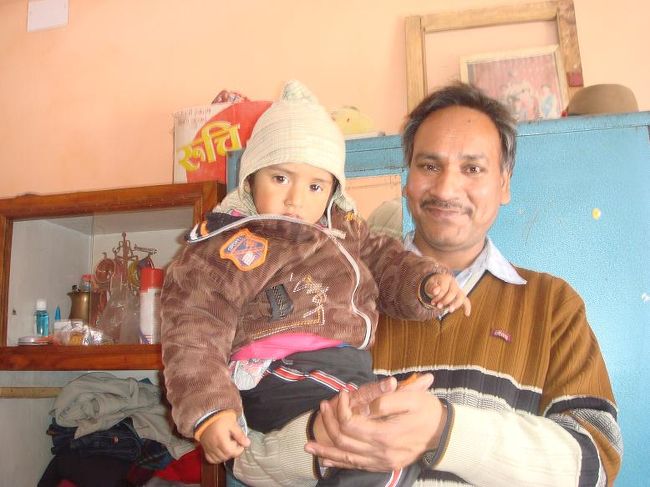 昔々からの知り合い、刺繡屋のラムラルです。数年音信不通だったのに、偶然街でばったり！びっくりしたわうれしいわ、で、郊外に借りた大きな家にお邪魔しましょう。