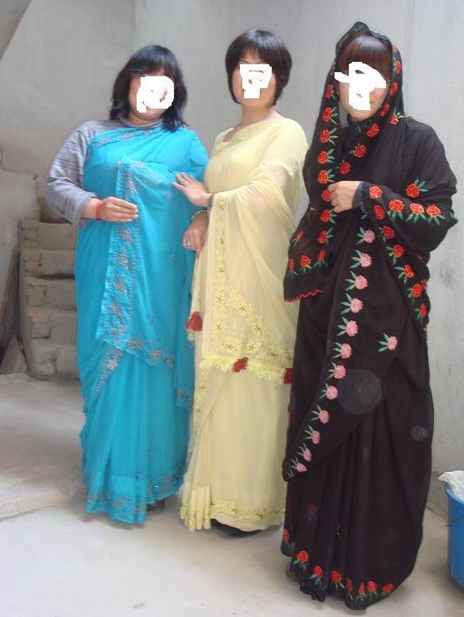 飯も食ったし、サリーでも着てみるか。なかなかのびじんぞろい・・・・・・・なのですよ。