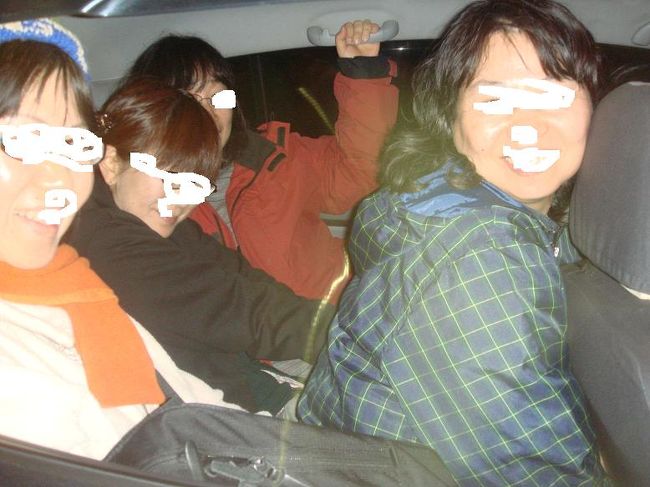 飯も食ったし、サリーも着たし、さあ、ヒマラヤ展望のナガルコットへ出発だあ!と、こんな感じで行きます。この車、軽四ほどの大きさですが、後部シートに４人乗って行きまあ〜す。げえーっ。