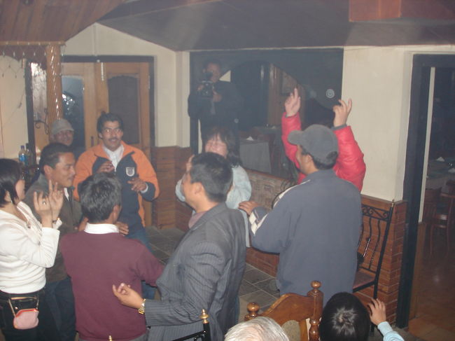 ディナーの後は、踊りまーす。踊りまーす。踊りすぎー。