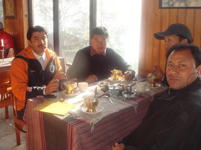 朝の光の中で。<br />踊りすぎた人たちには見えない穏やかな食卓。