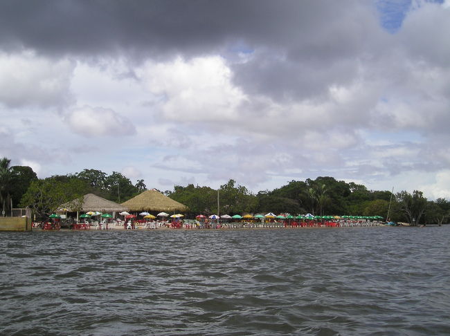 川を渡れば、向こう岸にビーチが見えて、レストランが結構、立ち並んで、観光客の到来を待っています。