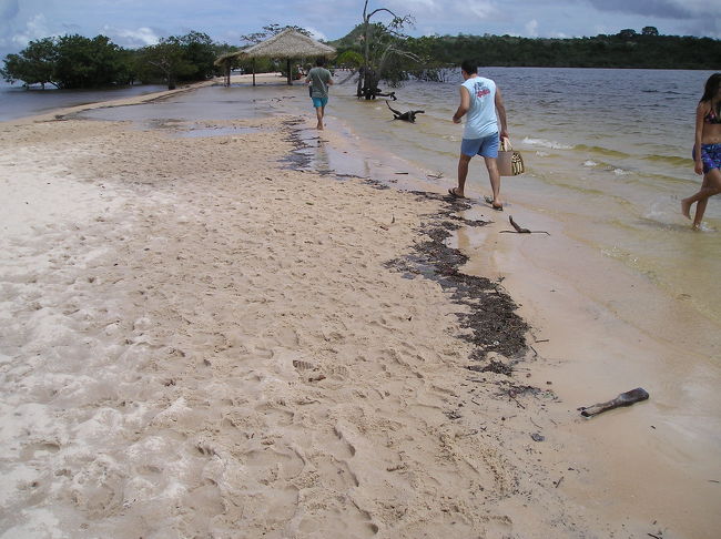 左が川、右が湖です。