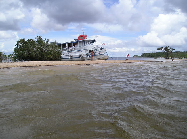 手前が湖、向こうは川です。