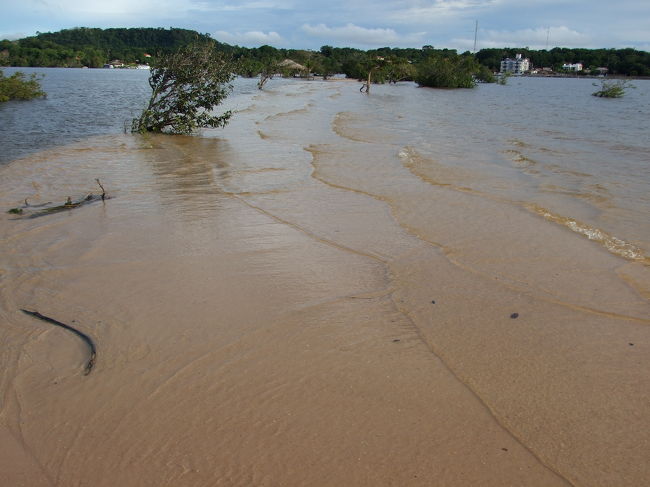 だんだん水がビーチに浸水してきました。