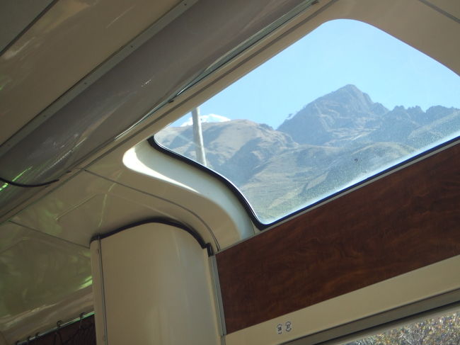 クスコからマチュピチュへ向かう、<br />ビスタドームからの景色<br />6000メートル級の山々が窓から見えます。