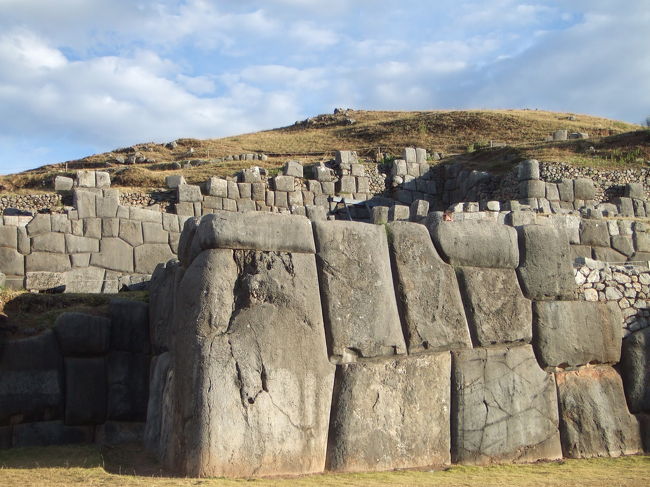 サクサイワマン　インティライミの会場になるため、<br />座席の準備とかがされていました。