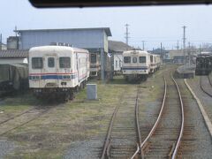 　中間駅　那珂湊駅に着きました。
　ここで上り列車と交換です。