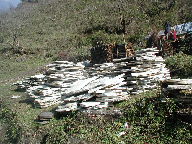 一番高いところにある民家迄下山してくる。<br /><br />近くの石を割って<br />建材にしているのだろうか！<br /><br />この辺の家は、自分でこつこつ建築しているようだ。