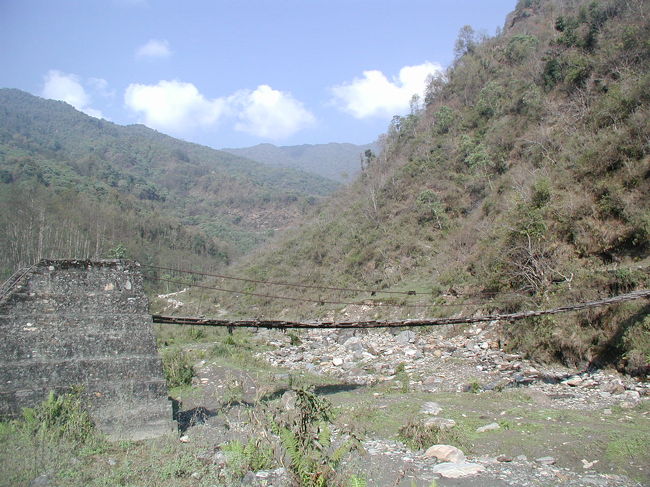 雨季以外は使われないつり橋を横目で見ながら<br />動物も人も川原を歩く。