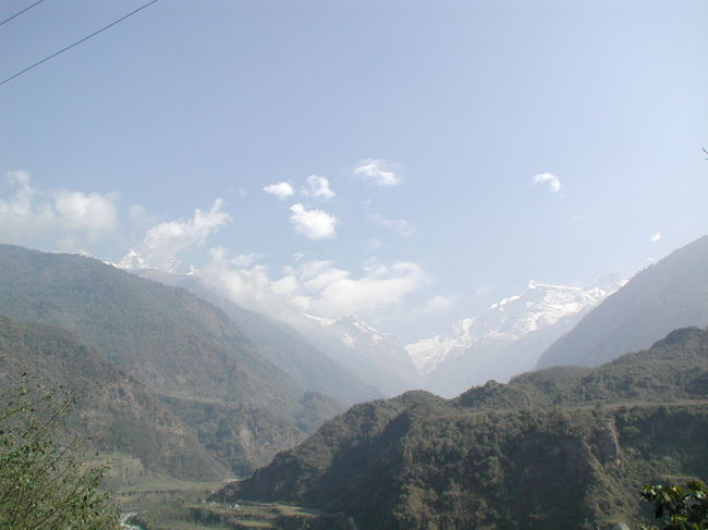 やっと森林帯を抜け<br />マチャプチャレやアンナプルナが再び望めるように。