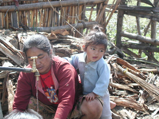 村のお店で“お茶”を・・・。<br /><br />お母さんに甘える子供<br />お母さんが一生懸命写真を撮ってくれるからと<br />鼻を拭いてくれるが、お母さんから離れない。